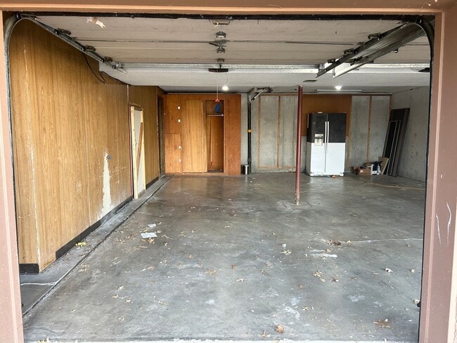 Building Photo - 3 Bed, 3 Bath, 2 Car Garage Duplex in Blue Springs