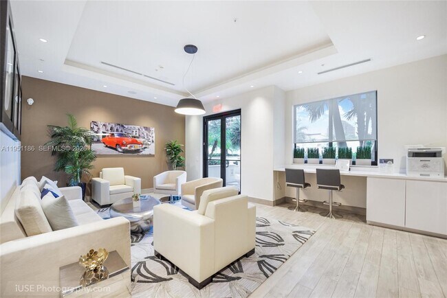 Building Photo - 999 SW 1st Ave