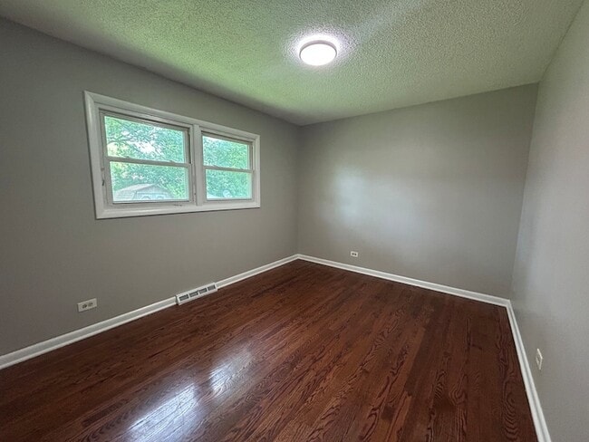 Building Photo - 1716 Maple Ln