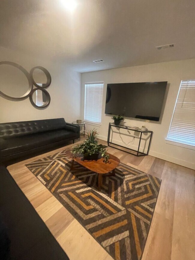 Building Photo - Bentonville Townhouse!