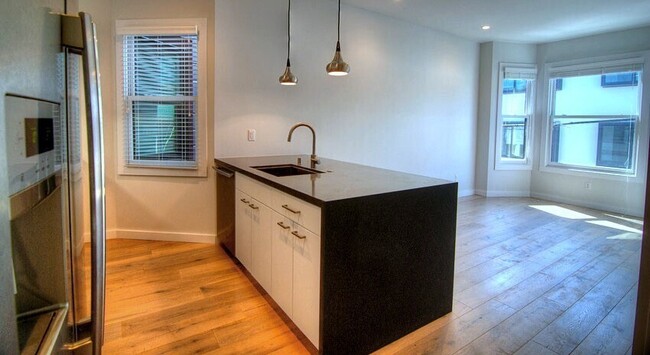 Primary Photo - Beautiful Modern 1BD/1BA With In Unit W/D!...