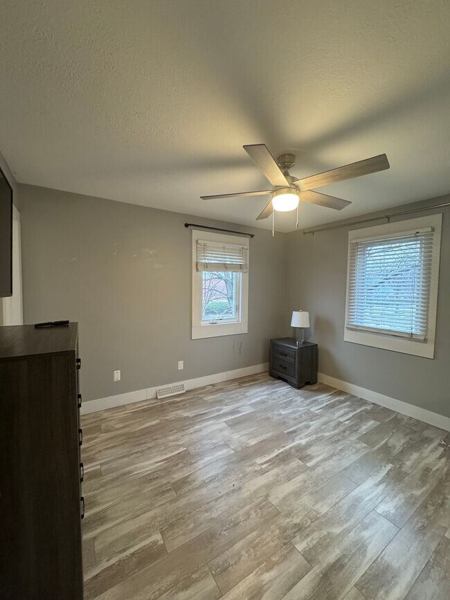 Building Photo - 7281 Meadowlawn Dr