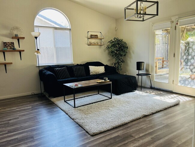 Building Photo - 3 bedrooms, 2 full bathrooms single-story home located in the heart of Visalia, CA.