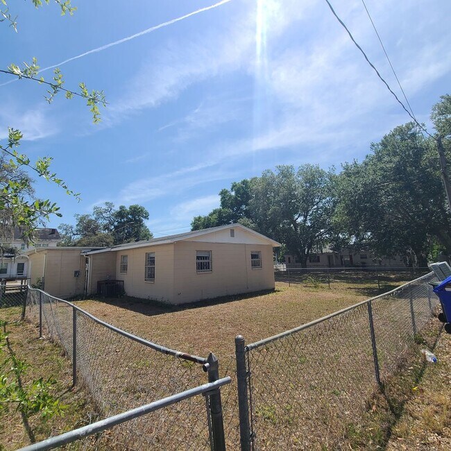 Building Photo - Charming Three Bedroom One Bathroom House ...