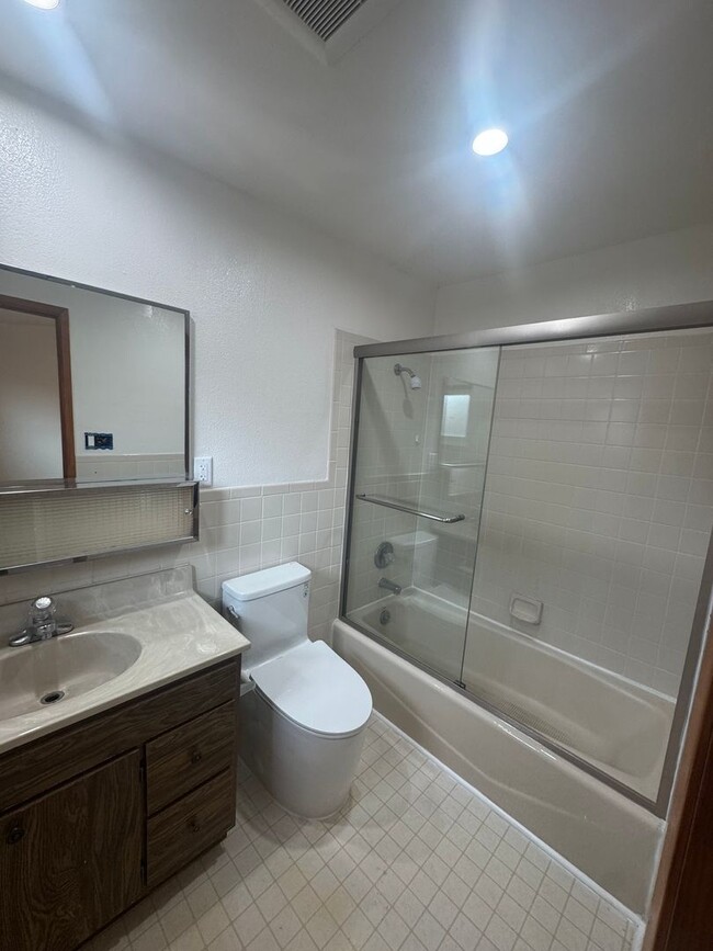 Building Photo - Spacious 4Bed/3Bath House Home in El Cerrito!