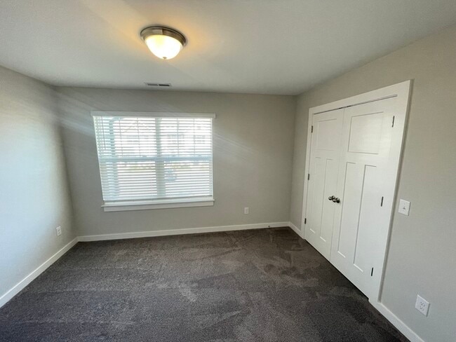 Building Photo - Robinson Rowhouses 2 bedroom with fenced p...