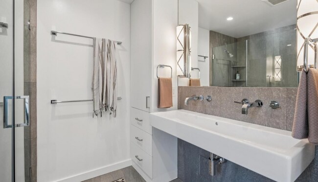 Building Photo - Beautifully remodeled 2BD/2BA single-level home in Tiburon
