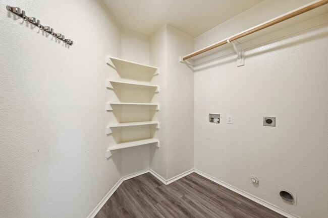 Building Photo - 518 Niagara Falls Dr