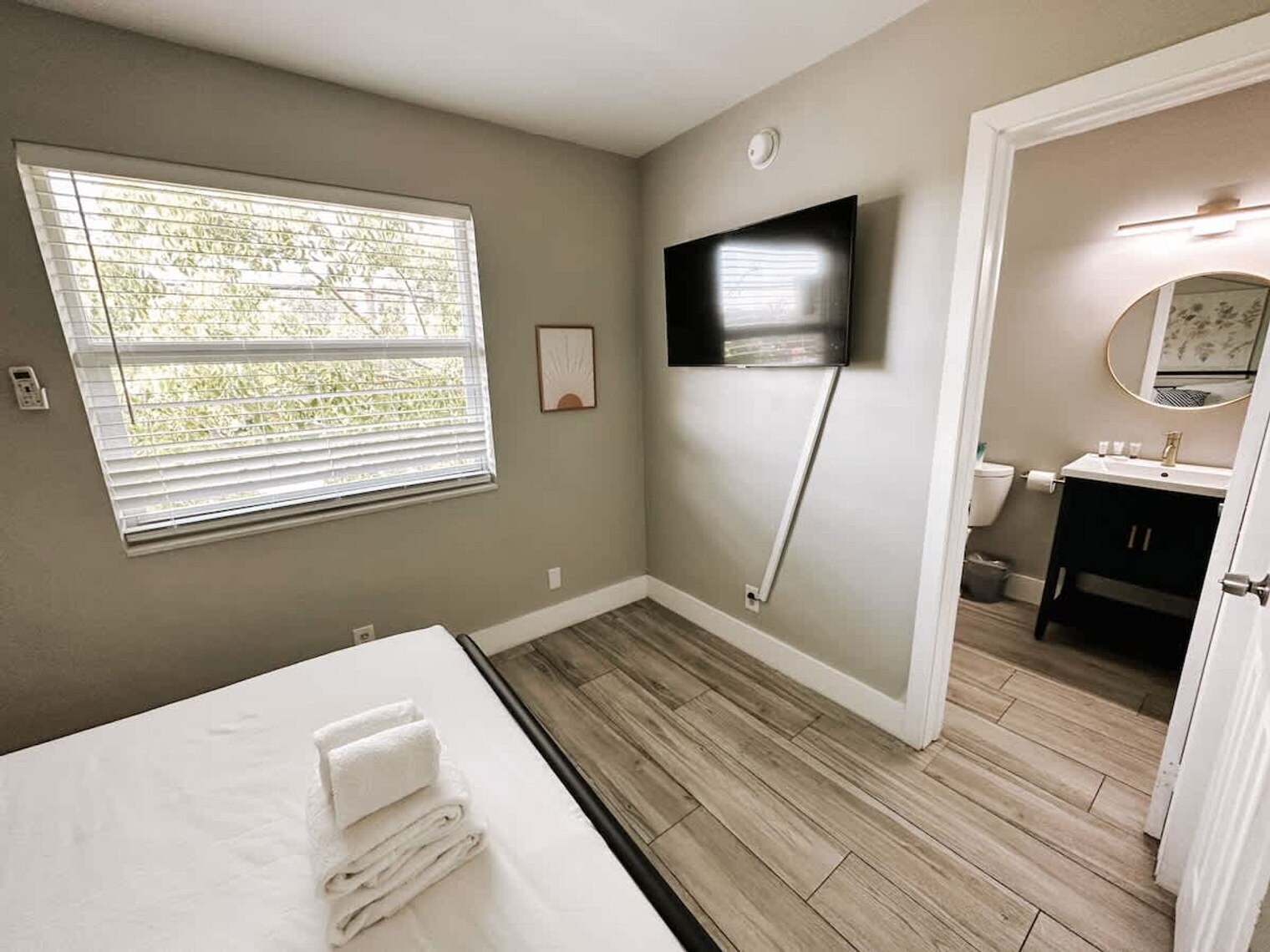 Building Photo - 50 Davie Blvd