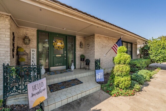 Building Photo - Spacious 3 Bed, 2 Bath Duplex in the Heart...