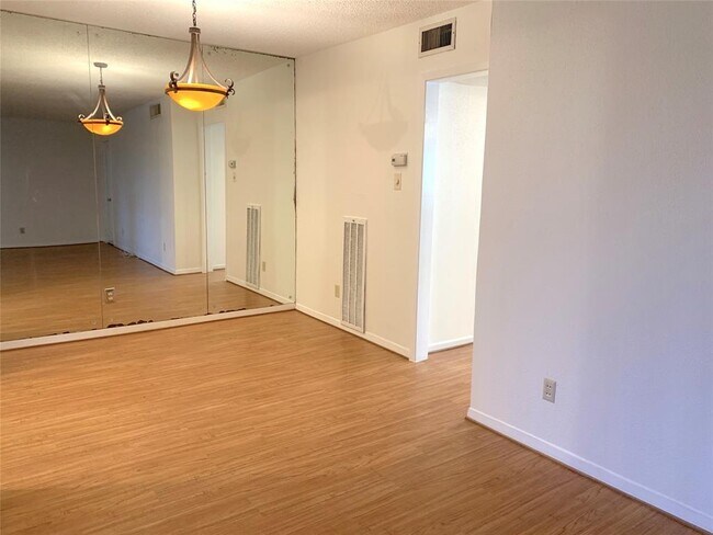 Building Photo - 3809 N Braeswood Blvd