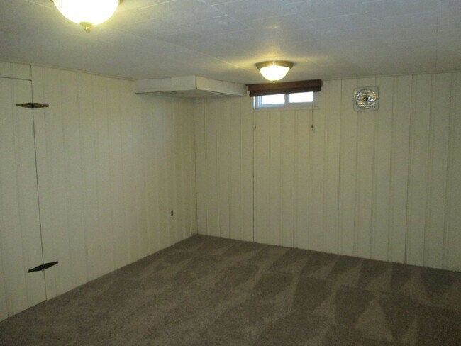 Building Photo - Semi-Deteched Near Hunington Metro!!