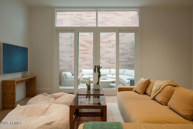 Building Photo - 50 W Palm Ln