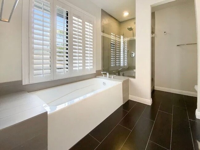 Building Photo - 5982 Birdie Dr