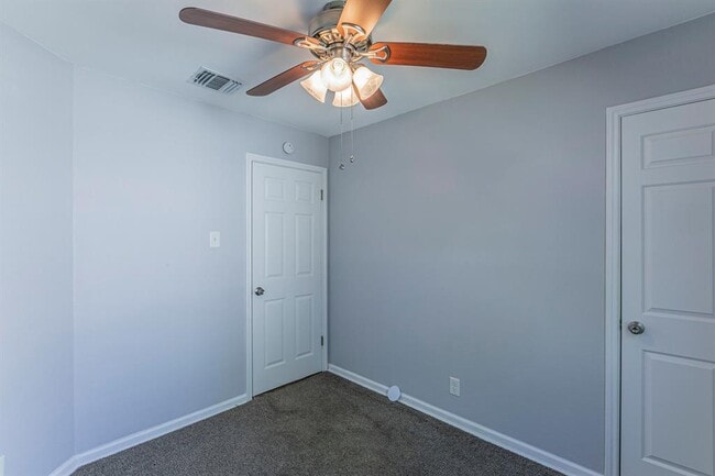 Building Photo - 9411 Valley Moss