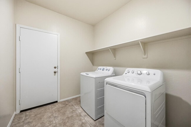 Building Photo - 1033 W Avalon Canyon Dr