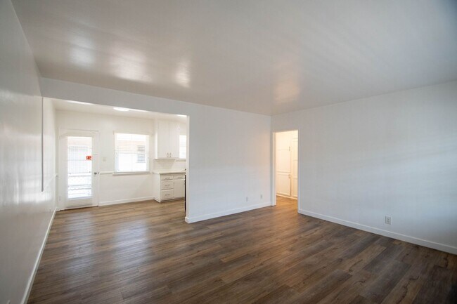 Interior Photo - 12807-13