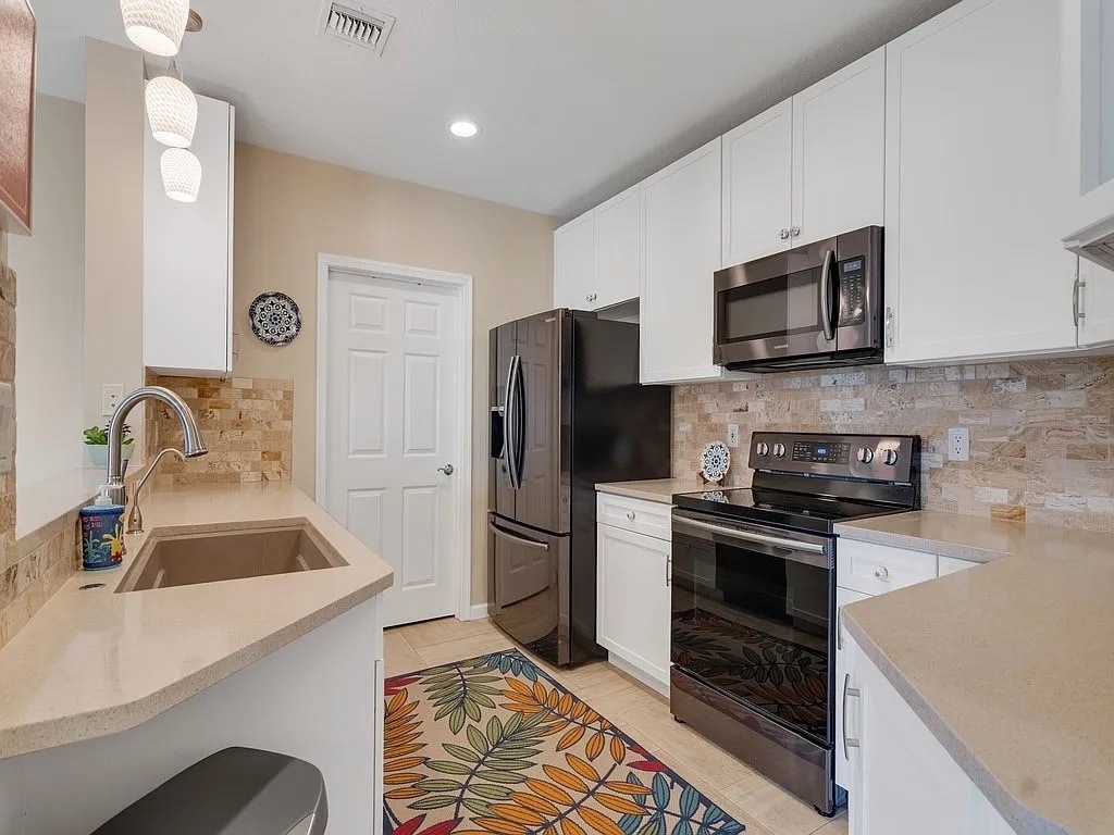 Kitchen - 5020 Fairways Cir
