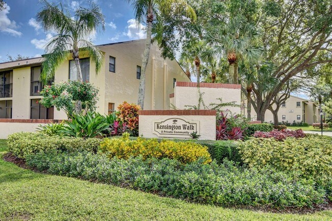 Building Photo - 6649 Somerset Dr