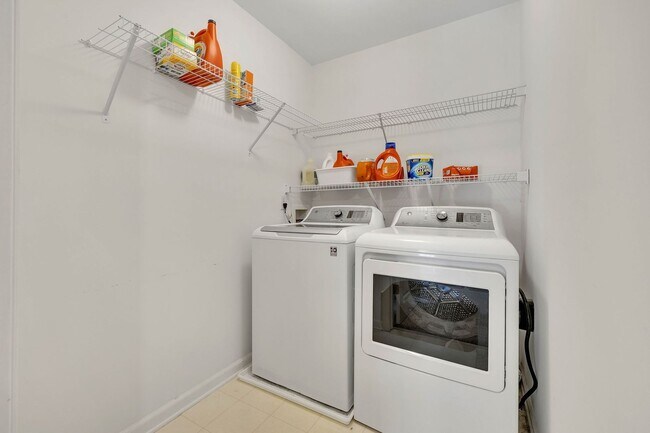 Building Photo - Spotless 3BR/2.5BA townhome minutes from West End, Downtown Nashville!