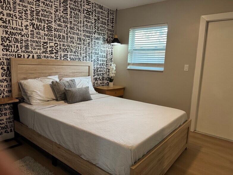 Queen Bedroom - 1220 NE 5th Ter