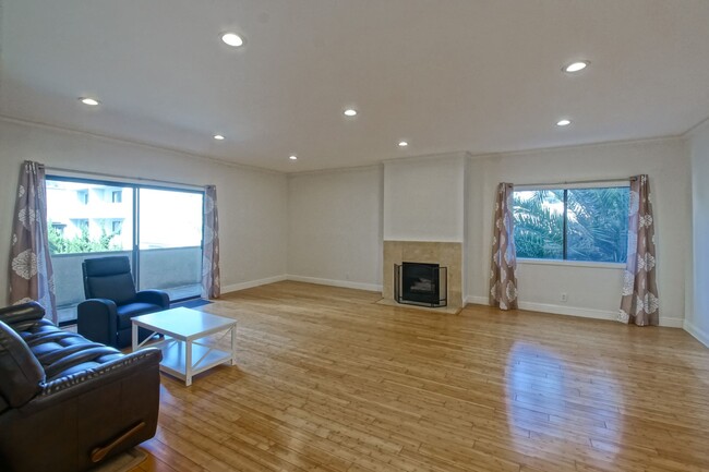 Building Photo - **FURNISHED OR UNFURNISHED** BRIGHT, SPACI...