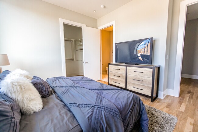 Building Photo - 4747 N Ashland Ave