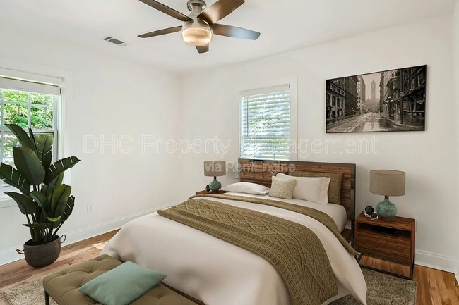 Building Photo - 406 S Columbia Dr