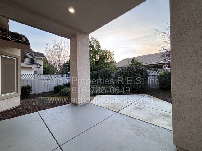 Building Photo - Single Story in Sun City 55+ Community - Access to all Amenities Included - Low Maintenance Yards!