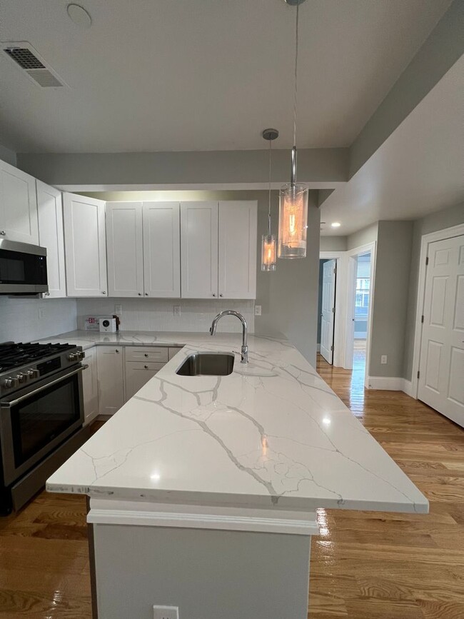 Building Photo - Large 2 Bedrooms Plus a Bonus Room. 2 Full...