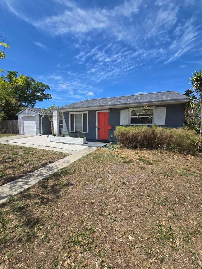 Building Photo - 2 BEDROOM 1 BATH HOME