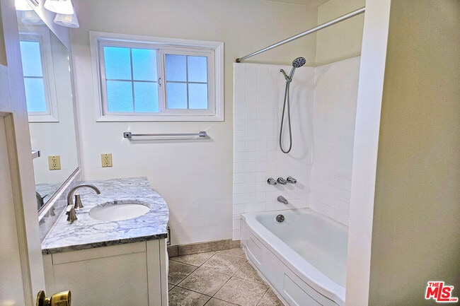 Building Photo - 9966 Glencrest Cir