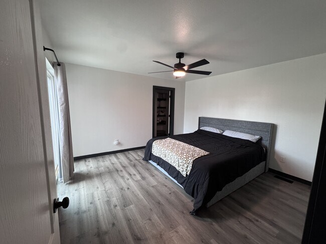 Building Photo - 705 Green Tree Dr