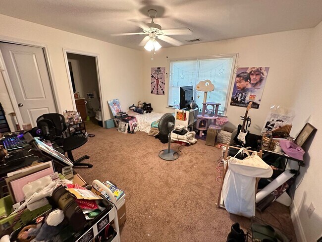 Building Photo - Five Bedroom Near Downtown Available for P...
