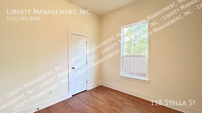 Building Photo - 118 Stella St