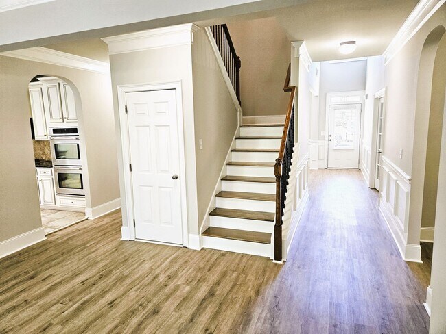 Building Photo - 5 Bedroom / 4 Bath Single Family Home