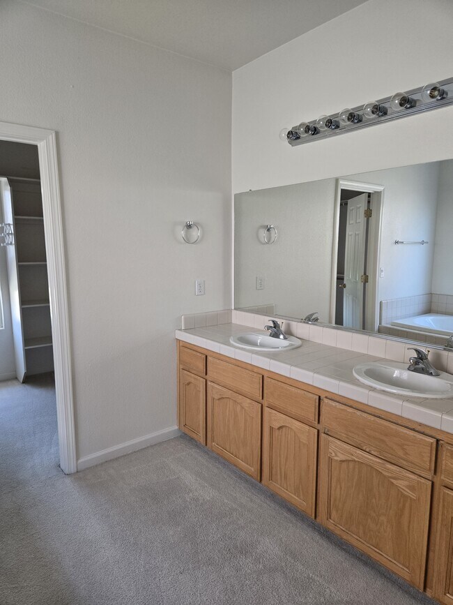 Building Photo - 561 Bluejay Ave
