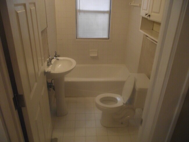 bathroom - 831 King St