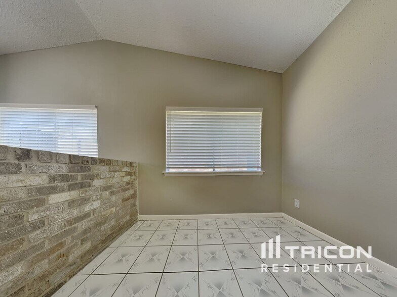 Building Photo - 23426 Canyon Lake Dr