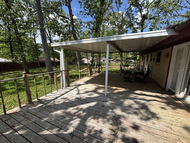 Building Photo - 906 Meadow Ln