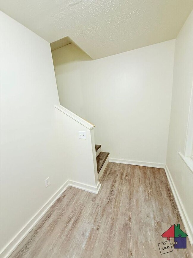 Building Photo - 2 Bedroom- Pet Friendly in Winooski!