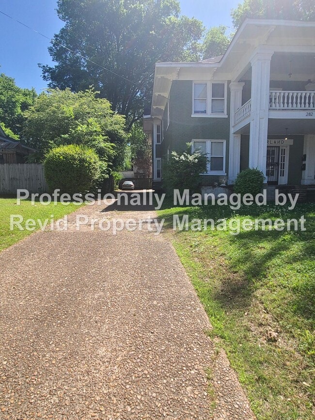 Building Photo - Move In Special! First Month Free!