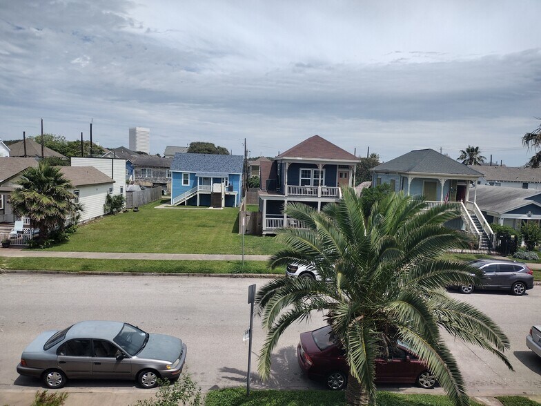 Building Photo - 1613 Avenue N 1/2