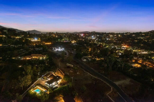 Building Photo - 5048 Bluff Pl