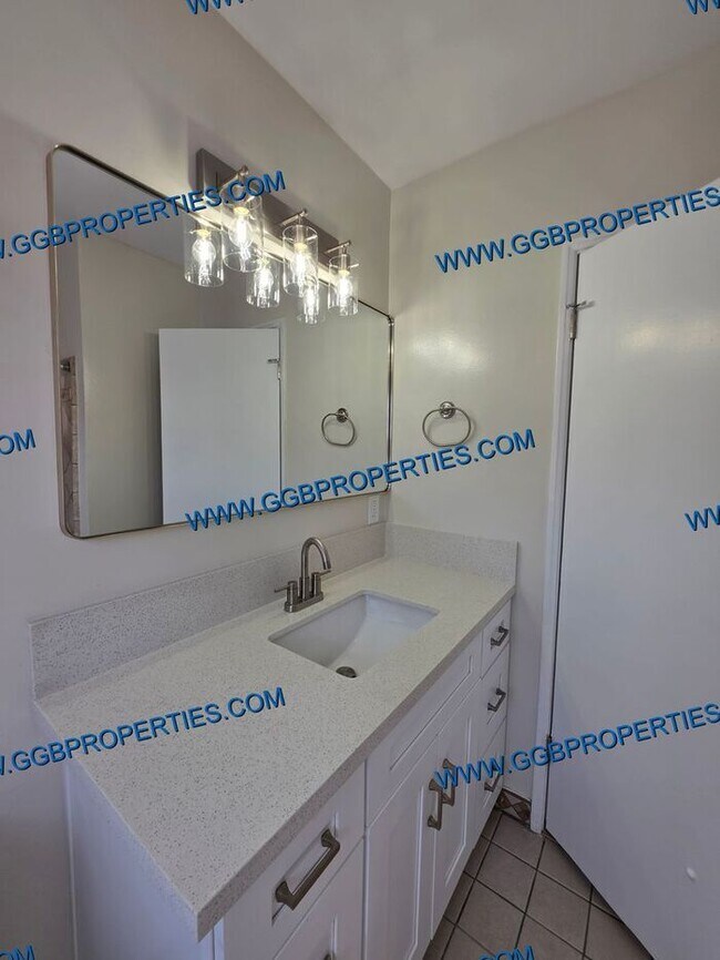 Building Photo - Gorgeous Turnkey 4 BD / 2.5 BA Home in Hawthorne