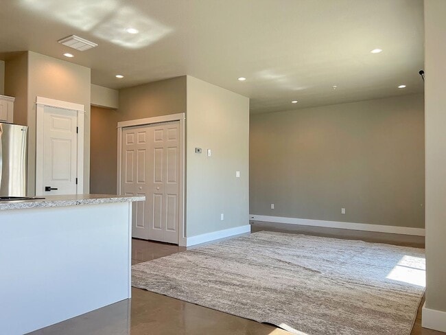 Building Photo - 2 bed/ 1.5 bath in Brand New Soldier Ridge Complex!