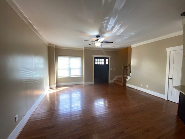 Building Photo - 3 Bedroom 2 Bath Townhouse