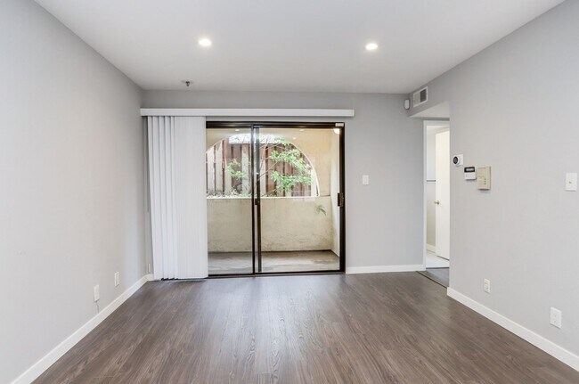 Building Photo - 2 Bed / 2.5 Bath pet friendly condo near downtown San Carlos with two parking spaces. YouTube tour!