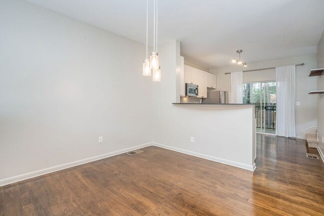 Building Photo - 2 bdrm, 2.5 bath Town Home steps away from...