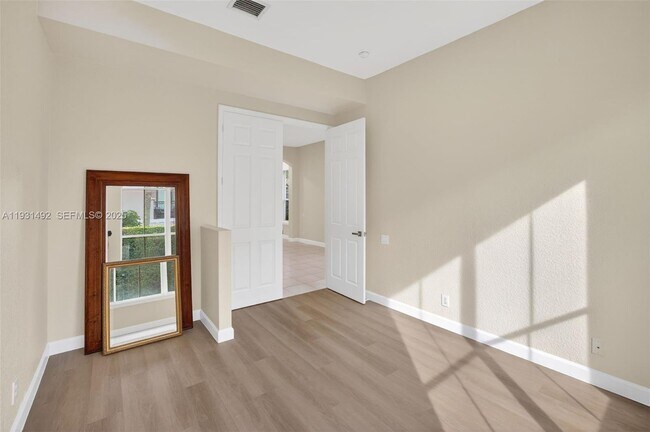 Building Photo - 940 Harbor View N